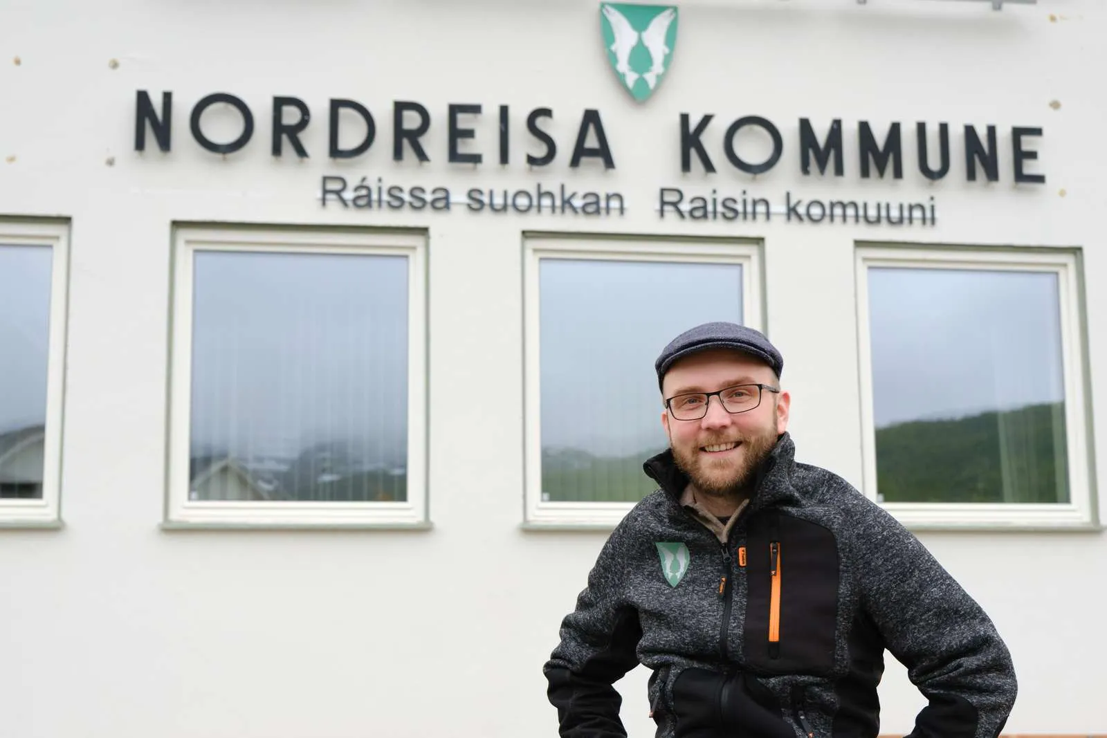 Virksomhetsleder bygningsdrift utenfor Rådhuset i Nordreisa