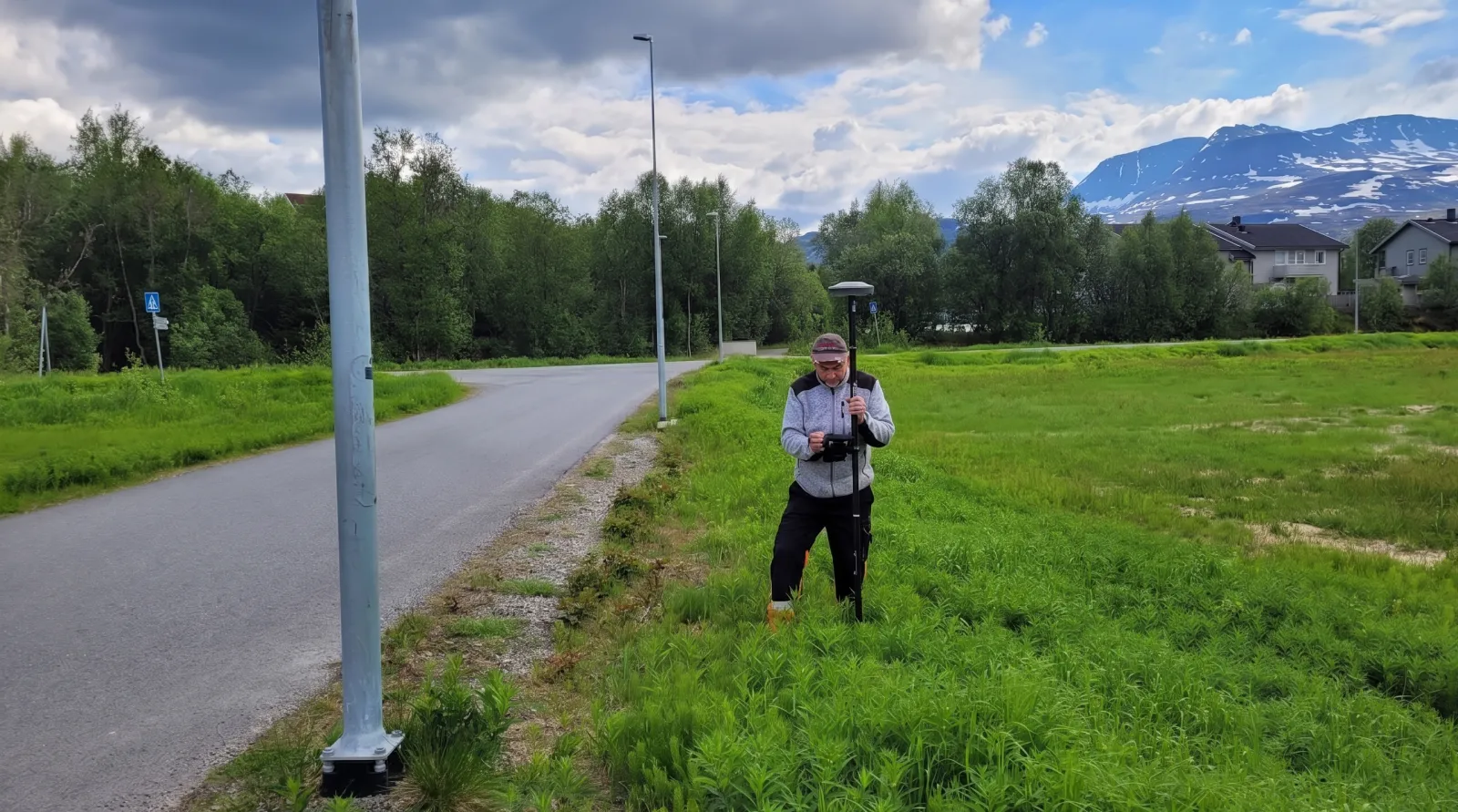 en oppm&aring;ler som jobber med grensp&aring;visning