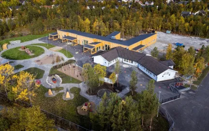 Dronebilde av barnehagen sett fra luften.