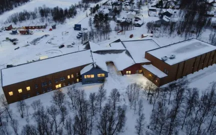 Dronebilde av skolen sett fra luften.