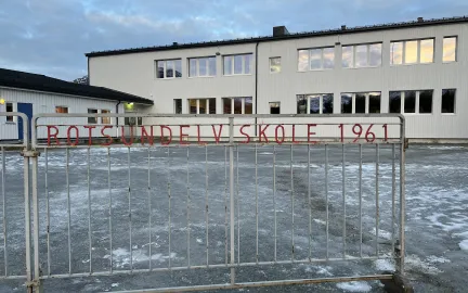 Rotsundelv skole kolebygningen ved Rotsundelv skole sett fra skolegården om vinteren.