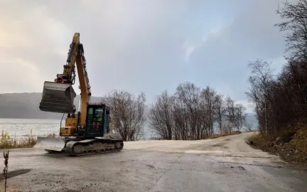 Gravemaskin p&aring; grusvei
