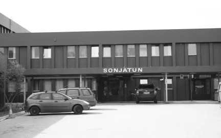 Sonjatun legekontor. Inngangspartiet til Sonjatun med legekontoret til høyre.