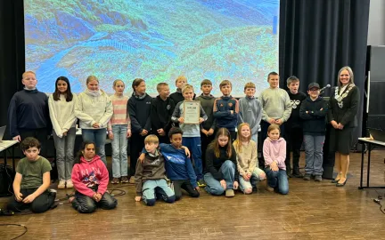 Elevene p&aring; 6. trinn ved Moan skole st&aring;r samlet med diplomet etter &aring; ha vunnet hovedpremien i Beint&oslash;ft 2026. Ordf&oslash;rer Hilde Nyvoll st&aring;r til h&oslash;yre.