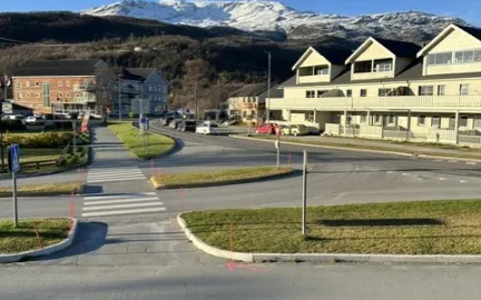 Bilde viser Storslett sentrum med bygninger, biler og vei