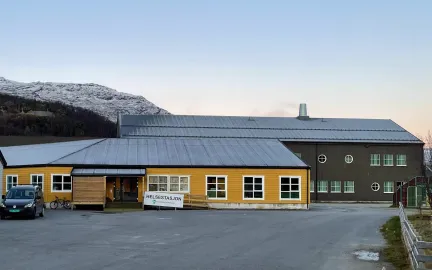 Et gult bygg som henger sammen med Storslett skole