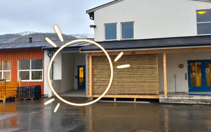 Inngangsdøren til barneverntjenesten på Storslett skole Inngangsdør på skolebygg
