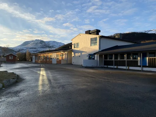 Storslett skole Storslett skole sett fra skolegården, med fjell i bakgrunnen.