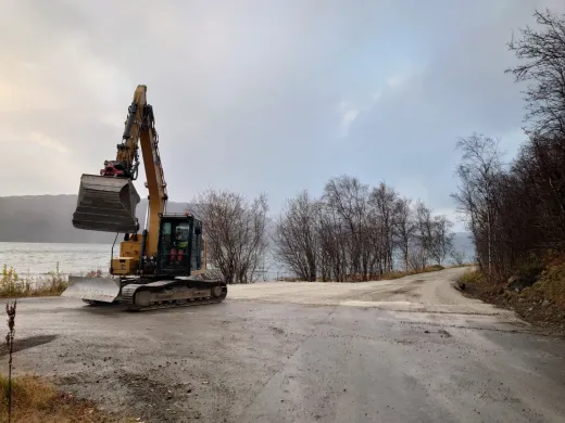 Veiarbeid Gravemaskin på grusvei