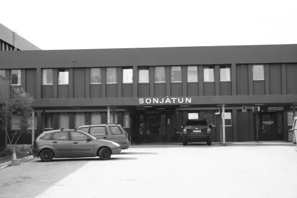 Sonjatun legekontor. Inngangspartiet til Sonjatun med legekontoret til høyre.