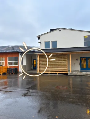 Inngangsdøren til barneverntjenesten på Storslett skole Inngangsdør på skolebygg