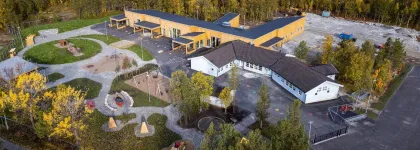 Dronebilde av barnehagen sett fra luften.