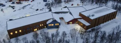 Dronebilde av skolen sett fra luften.