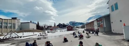 Barn som leker p&aring; asfalt, bl&aring; himmel og sol