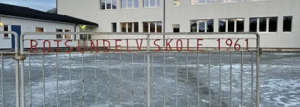 kolebygningen ved Rotsundelv skole sett fra skoleg&aring;rden om vinteren.